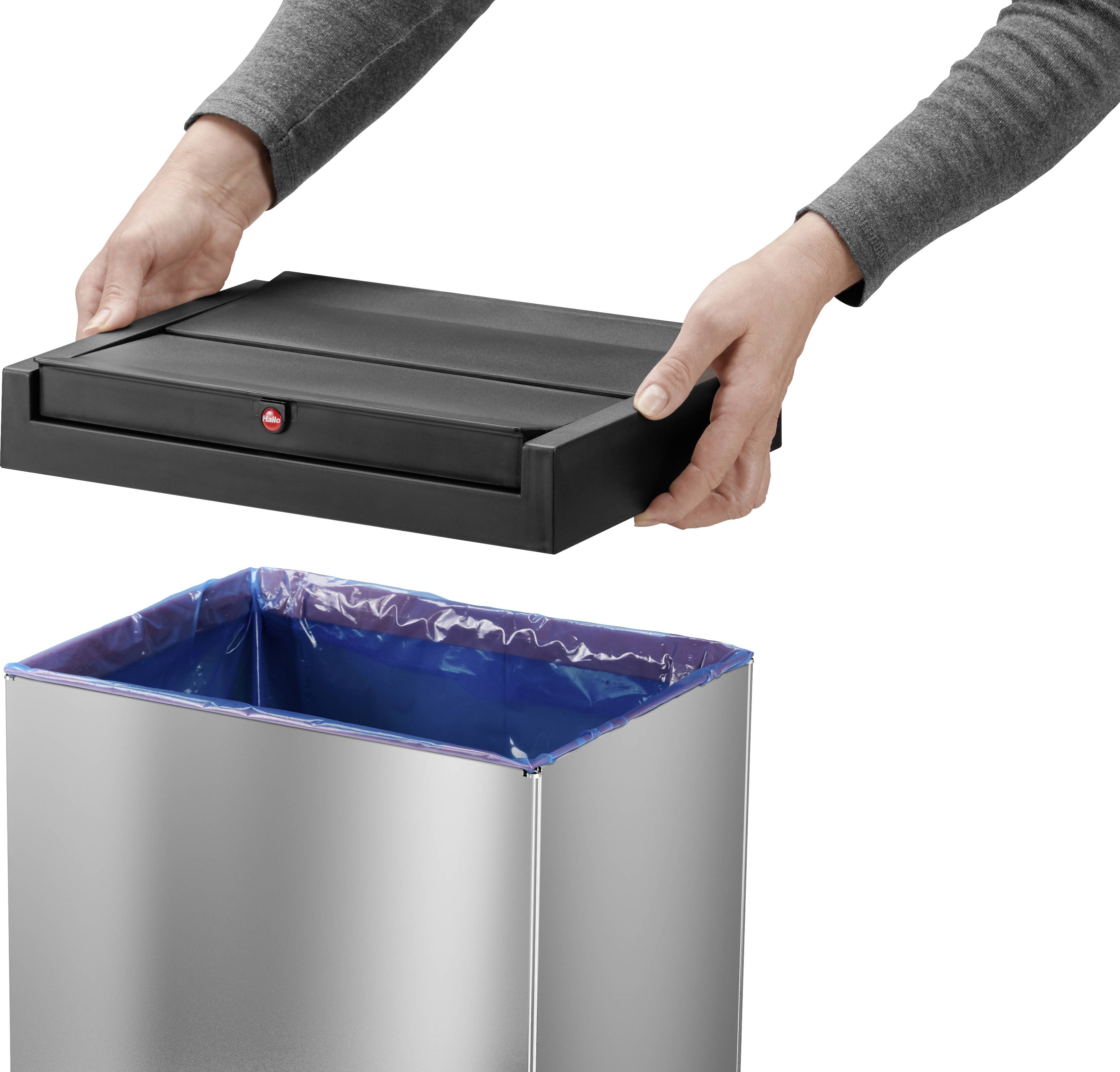 Osoba podnosi pokrywę kosza na śmieci z wewnętrznym wkładem ze stali nierdzewnej i niebieskim workiem na śmieci.