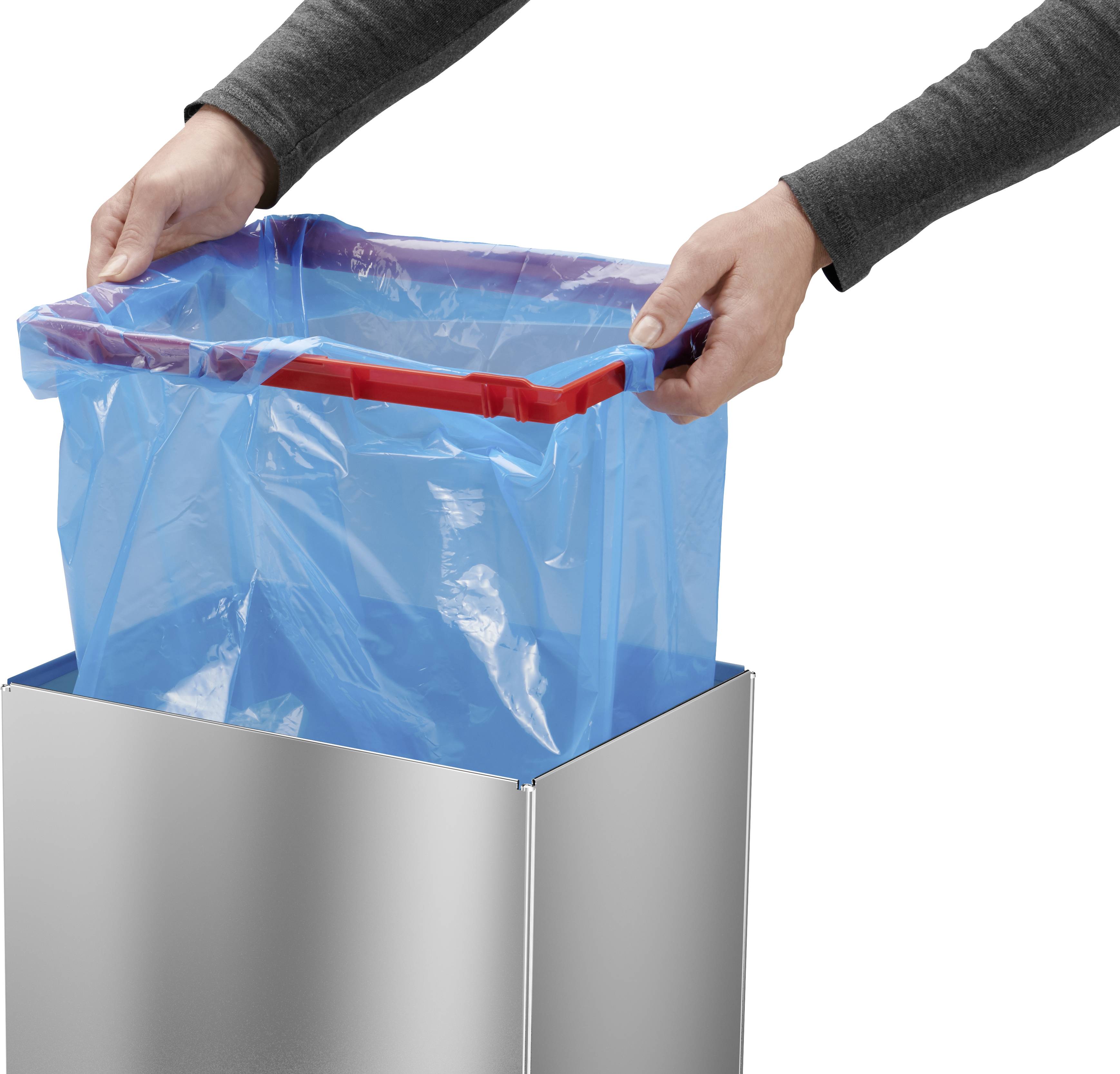 Osoba wyciąga niebieski worek na śmieci ze srebrnego pojemnika. Worek jest trzymany przez czerwoną ramkę.