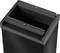 Czarny, otwarty kosz na śmieci z pokrywą, przeznaczony do użytku wewnętrznego. Pokrywa posiada małe czerwone naklejki jako wskazówki.