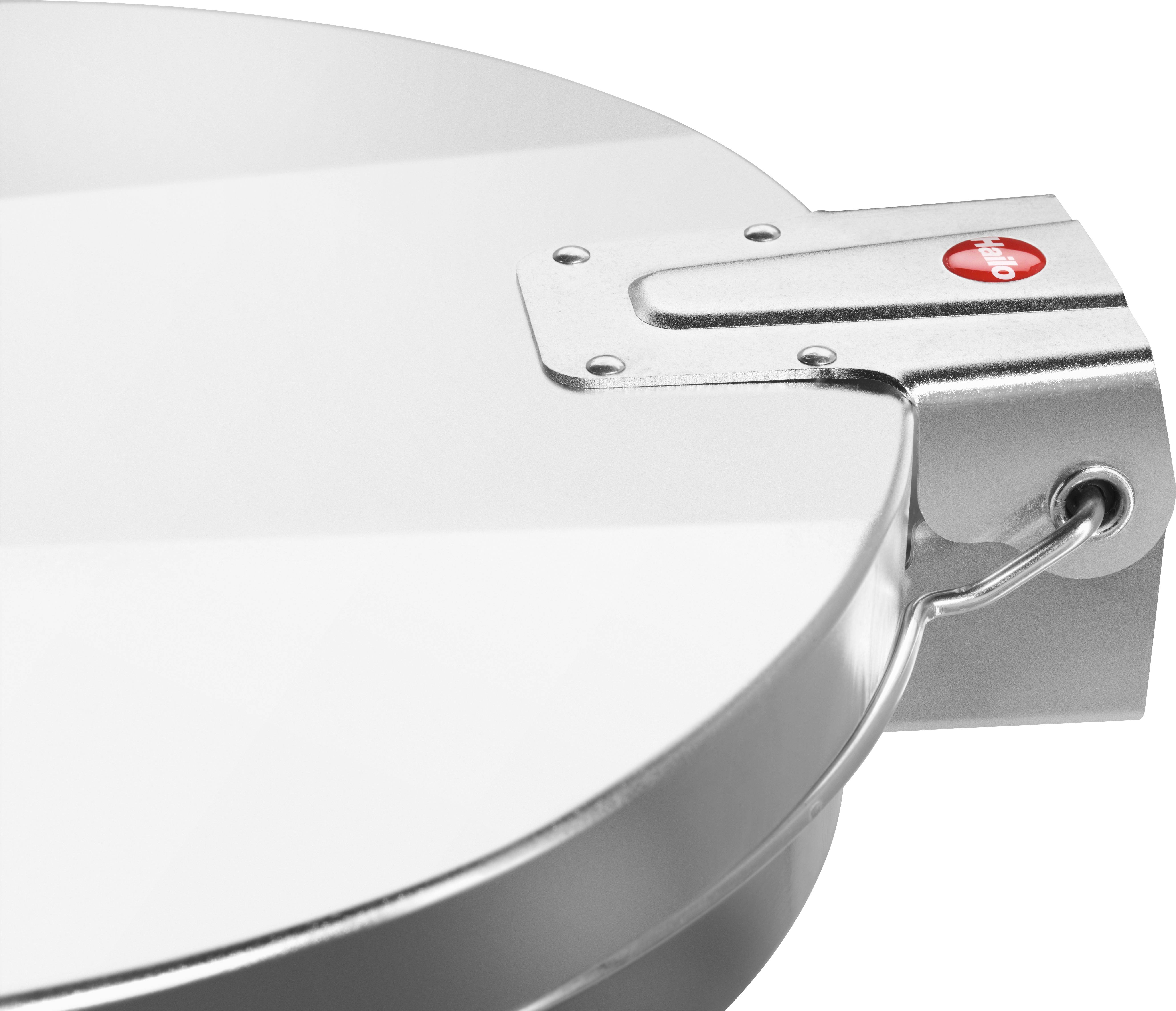 Srebrny, okrągły pokrywy z metalowym zawiasem i czerwonym symbolem w prawym górnym rogu. Wykonany głównie z gładko wypolerowanego metalu.