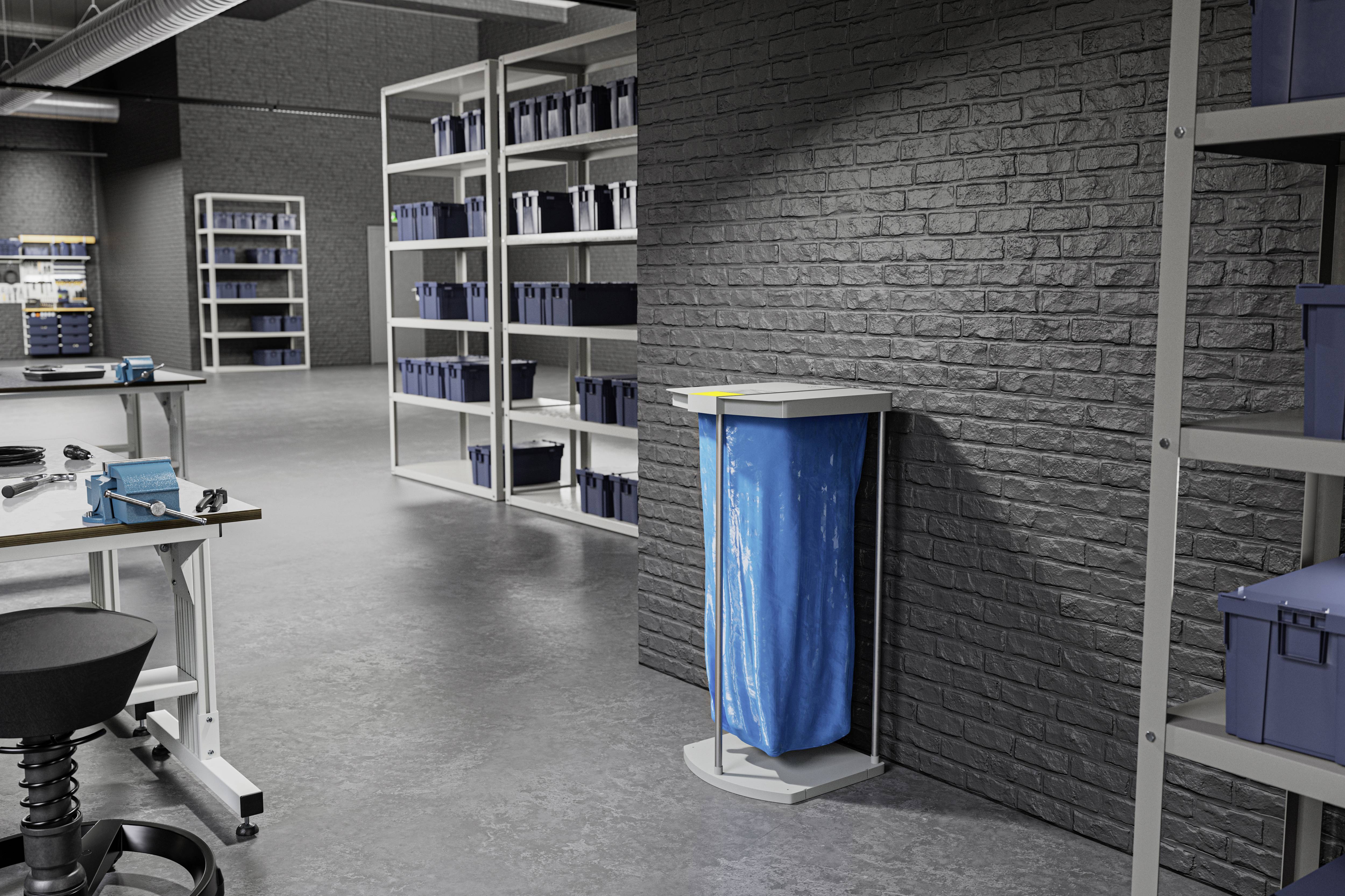 Duży, nowoczesny magazyn z szarymi ścianami. Regały pełne niebieskich pudełek. Kosz na śmieci z niebieskim workiem stoi przy ścianie.