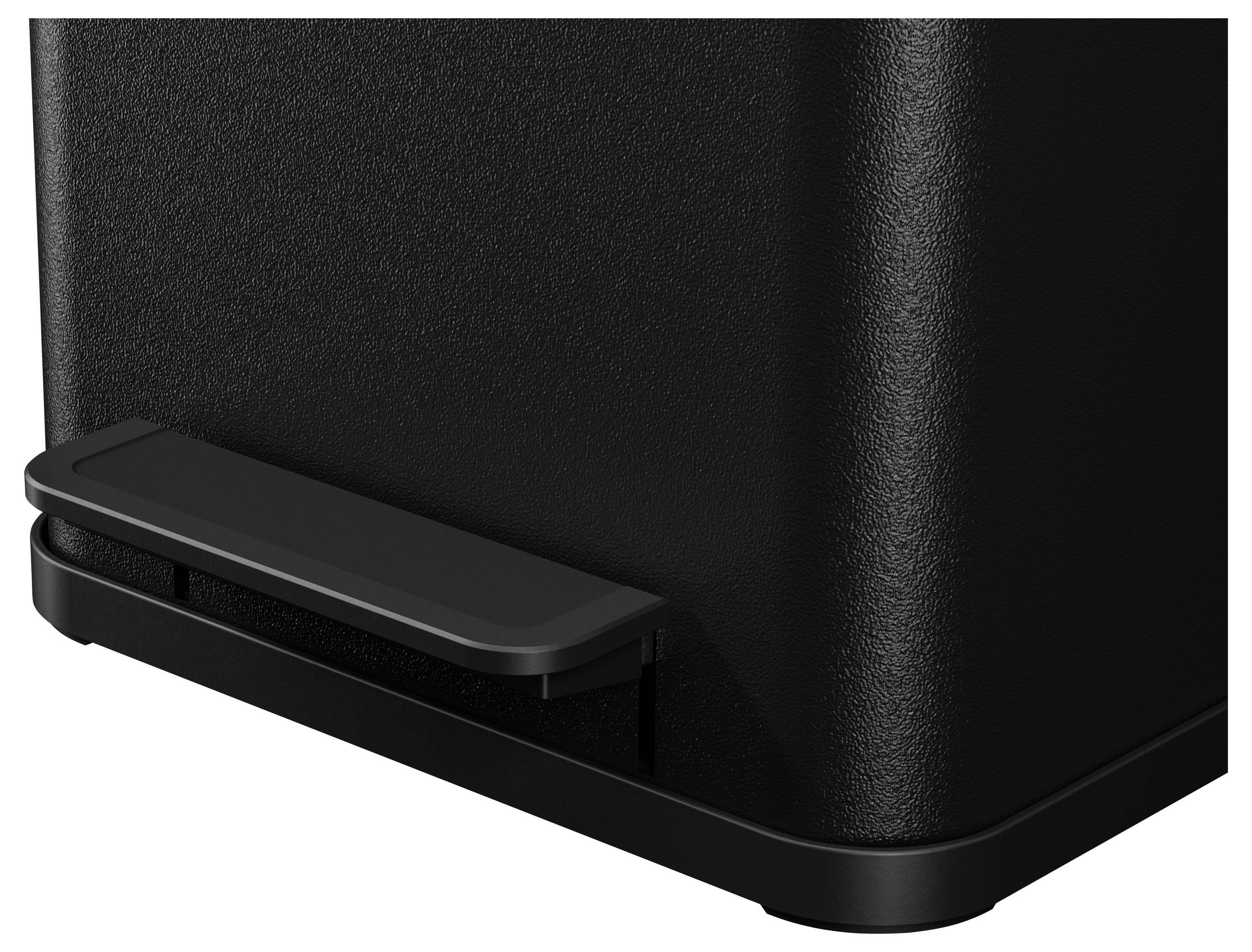 Czarny kosz na śmieci z pedałem do higienicznej obsługi. Wykonany z ciemnego, prążkowanego plastiku z zaokrąglonymi krawędziami.