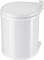 Biały, cylindryczny kosz na śmieci z uchylną pokrywą, odpowiedni do kuchni lub łazienki.