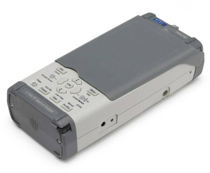 Przenośne urządzenie elektroniczne z szarą obudową, wyposażone w kilka przycisków i wyświetlacz umieszczony u góry. Służy do pomiarów i analiz.