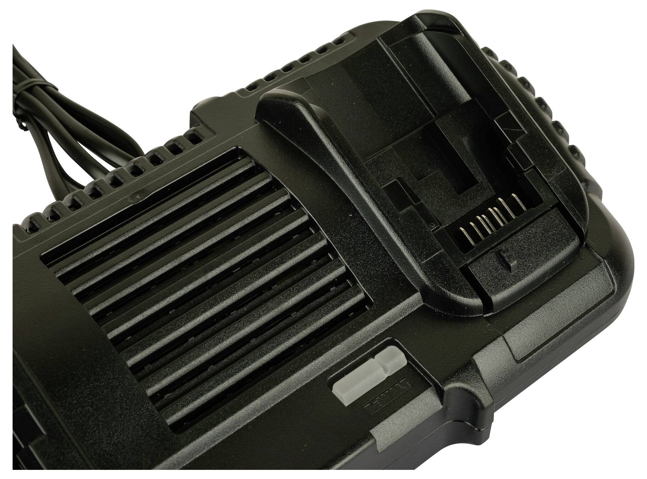 Czarna, przenośna stacja ładowania baterii z gniazdem przyłączeniowym i otworami wentylacyjnymi.