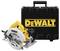 Piła tarczowa z uchwytem ręcznym, sfotografowana przed czarną walizką z żółtym logo 'DEWALT'.