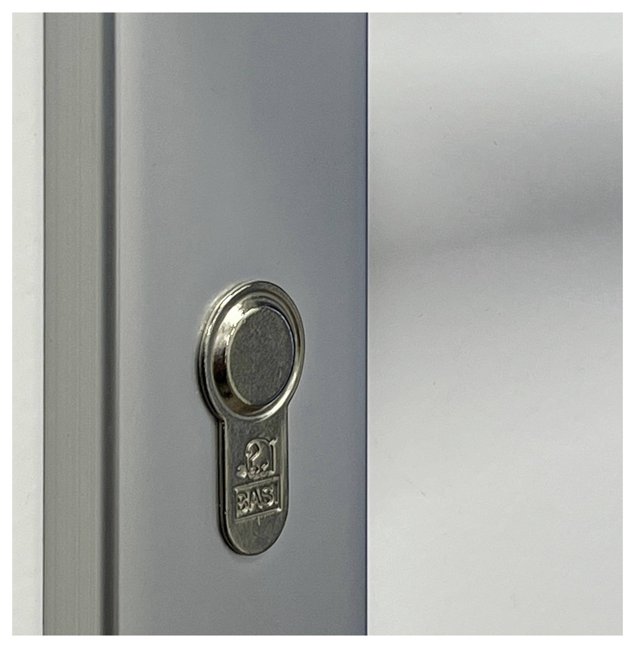 Srebrna metalowa tulejka zamka na szarych drzwiach z okrągłym otworem na klucz i logo marki