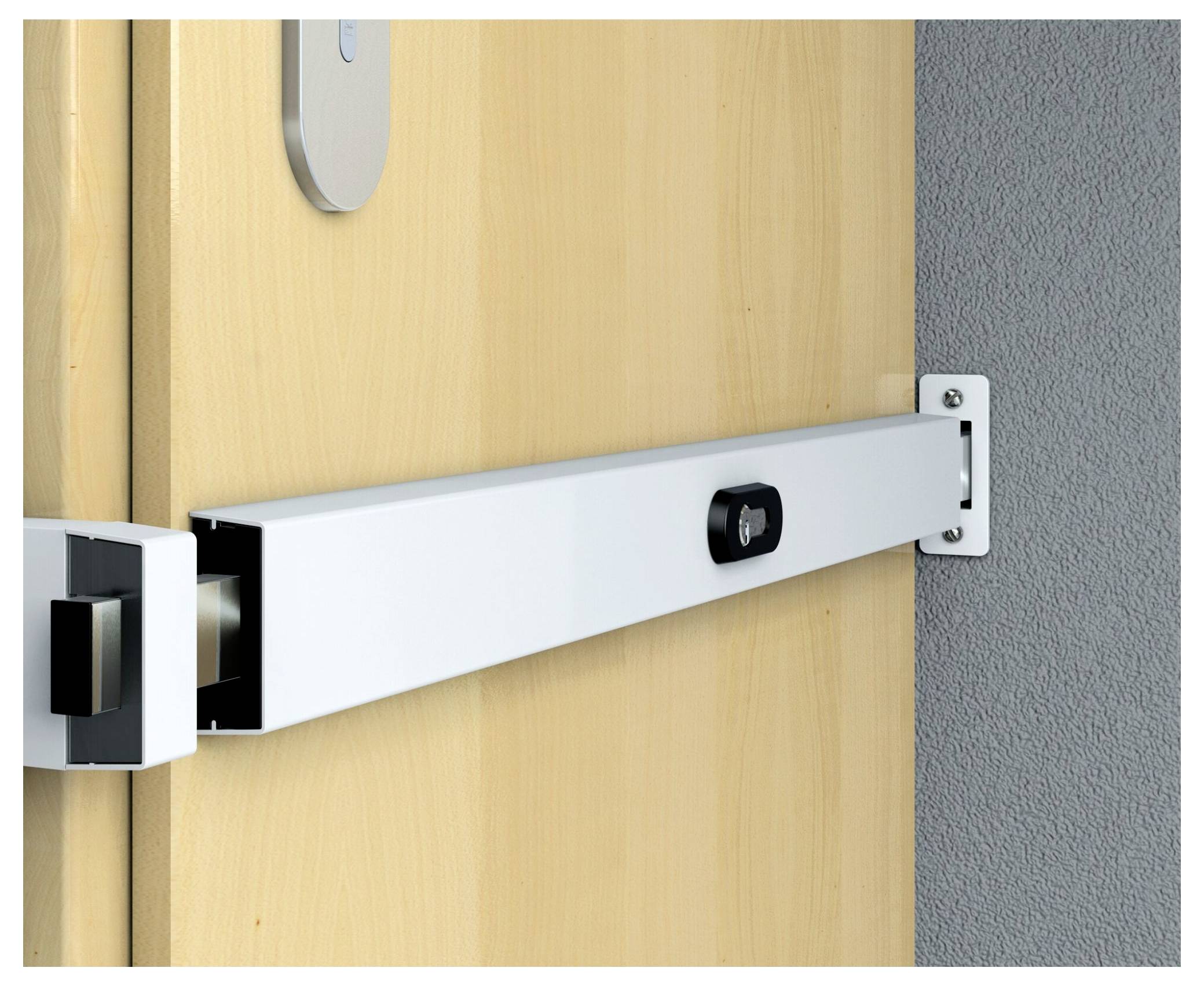 Drewniane drzwi z zamontowaną białą zasuwą bezpieczeństwa, która rozciąga się poziomo przez całą szerokość drzwi. Zasuwka jest przymocowana do ściany.