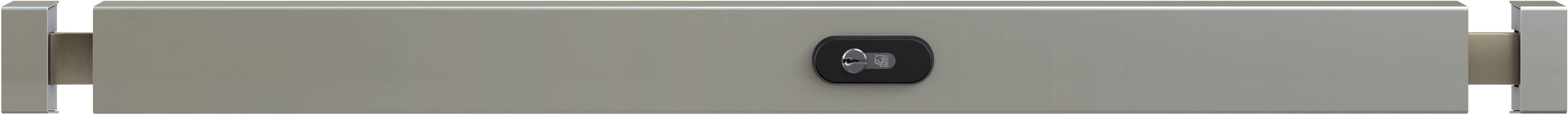 Szare metalowe poręcze z czarną kwadratową tablicą pośrodku.