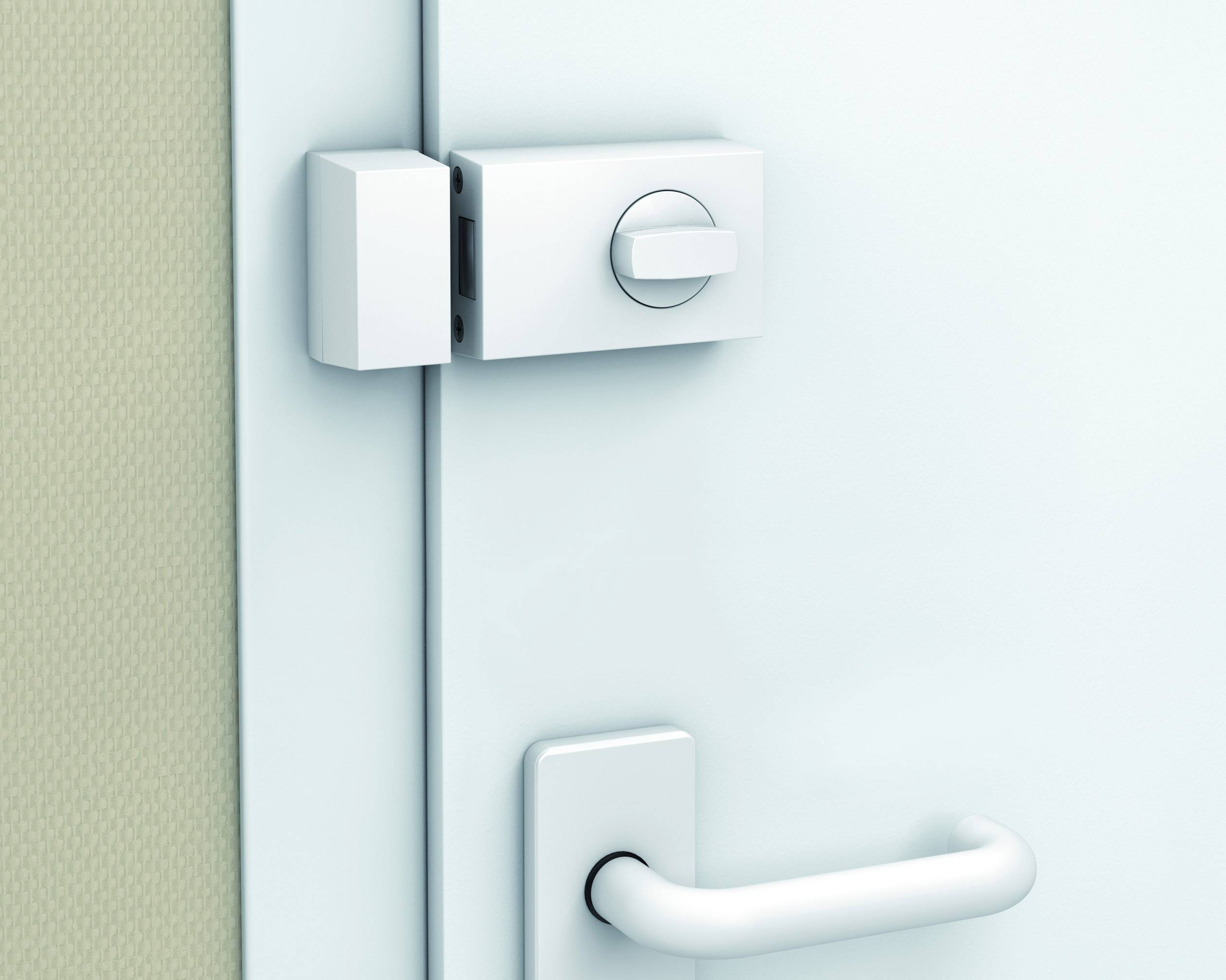 Na górze niebieskich drzwi zamocowany jest zatrzask zabezpieczający. Poniżej znajduje się standardowy klamka.