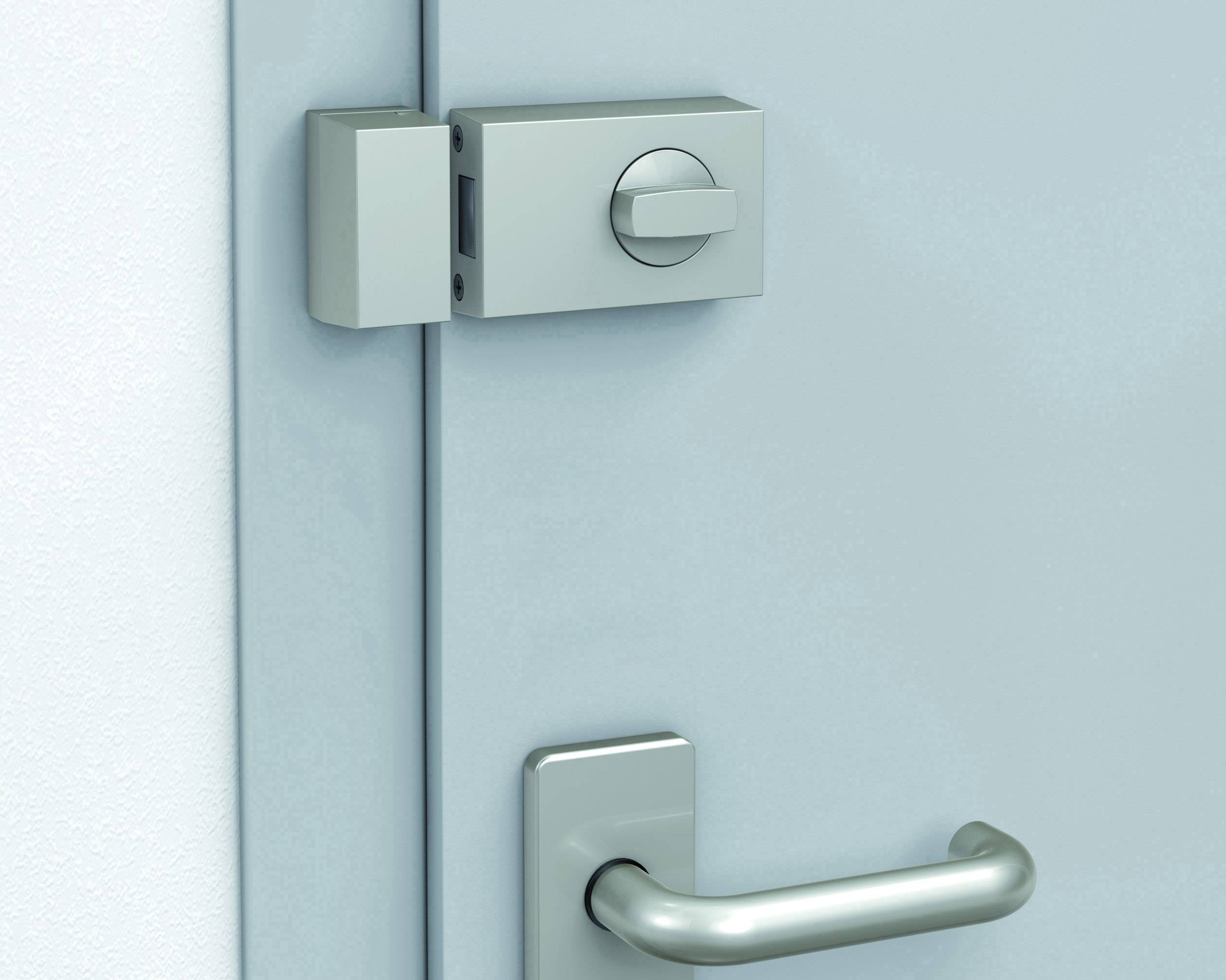 Jasnoniebieski drzwi z nowoczesnym zamkiem i srebrną klamką. Drzwi są lekko uchylone, ukazując system zamykania.