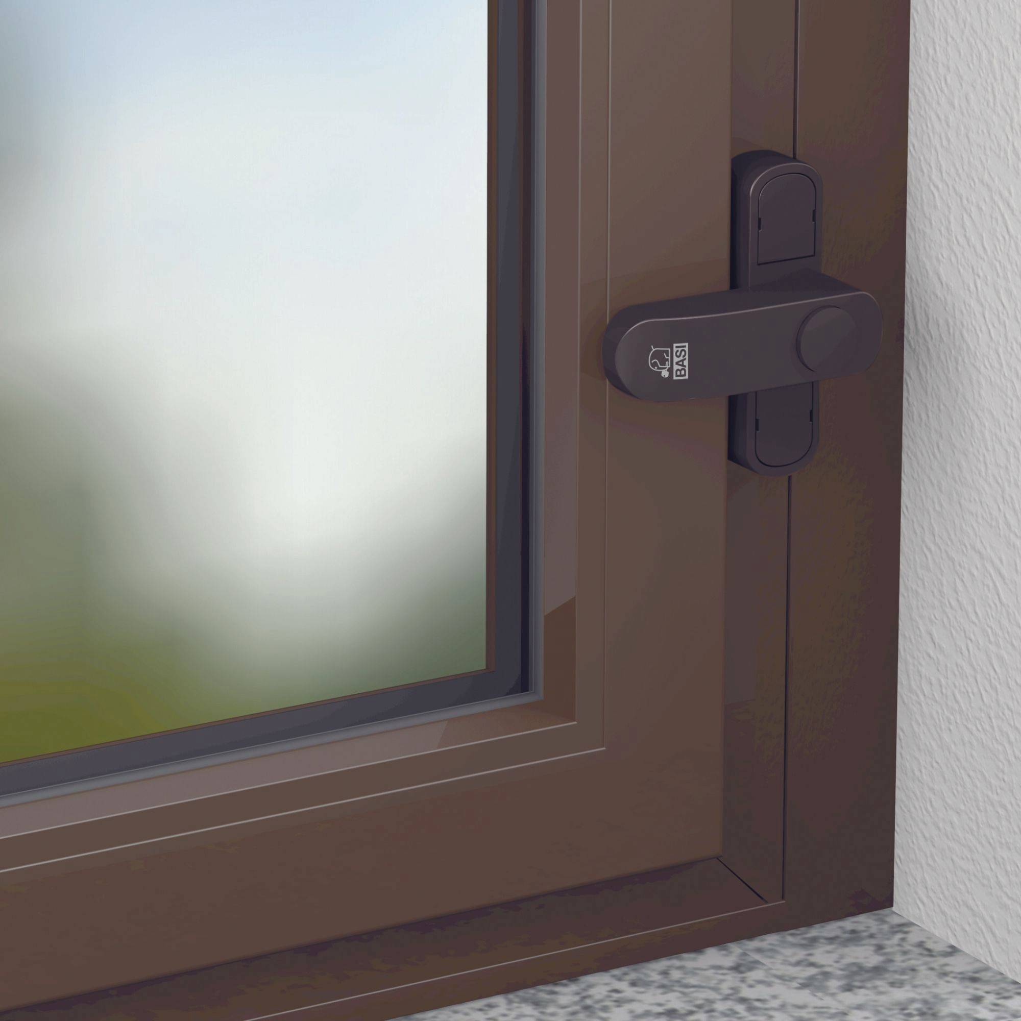 Zamknięte brązowe plastikowe okno z zamkiem bezpieczeństwa jest zamontowane w ścianie, z rozmytym tłem na zewnątrz.