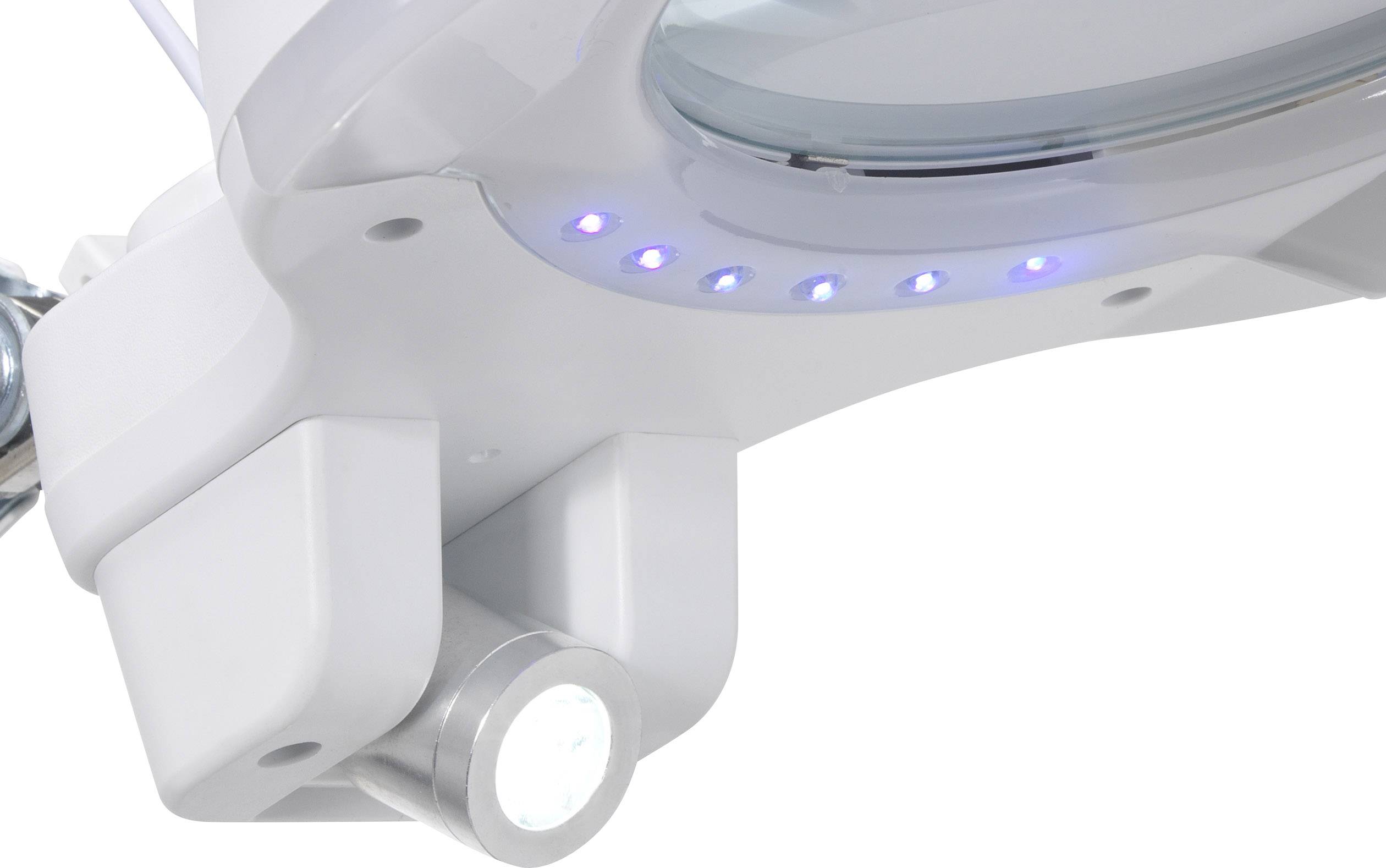 Zbliżenie białej lampy lupowej z diodami LED, które świecą niebieskim światłem. Zdjęcie ukazuje górną obudowę i znajdującą się poniżej lampę.