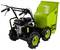 Zielony taczka silnikowa z wytrzymałymi oponami i ergonomicznymi uchwytami, przeznaczona do transportu ciężkich ładunków w ogrodach lub podczas prac budowlanych.