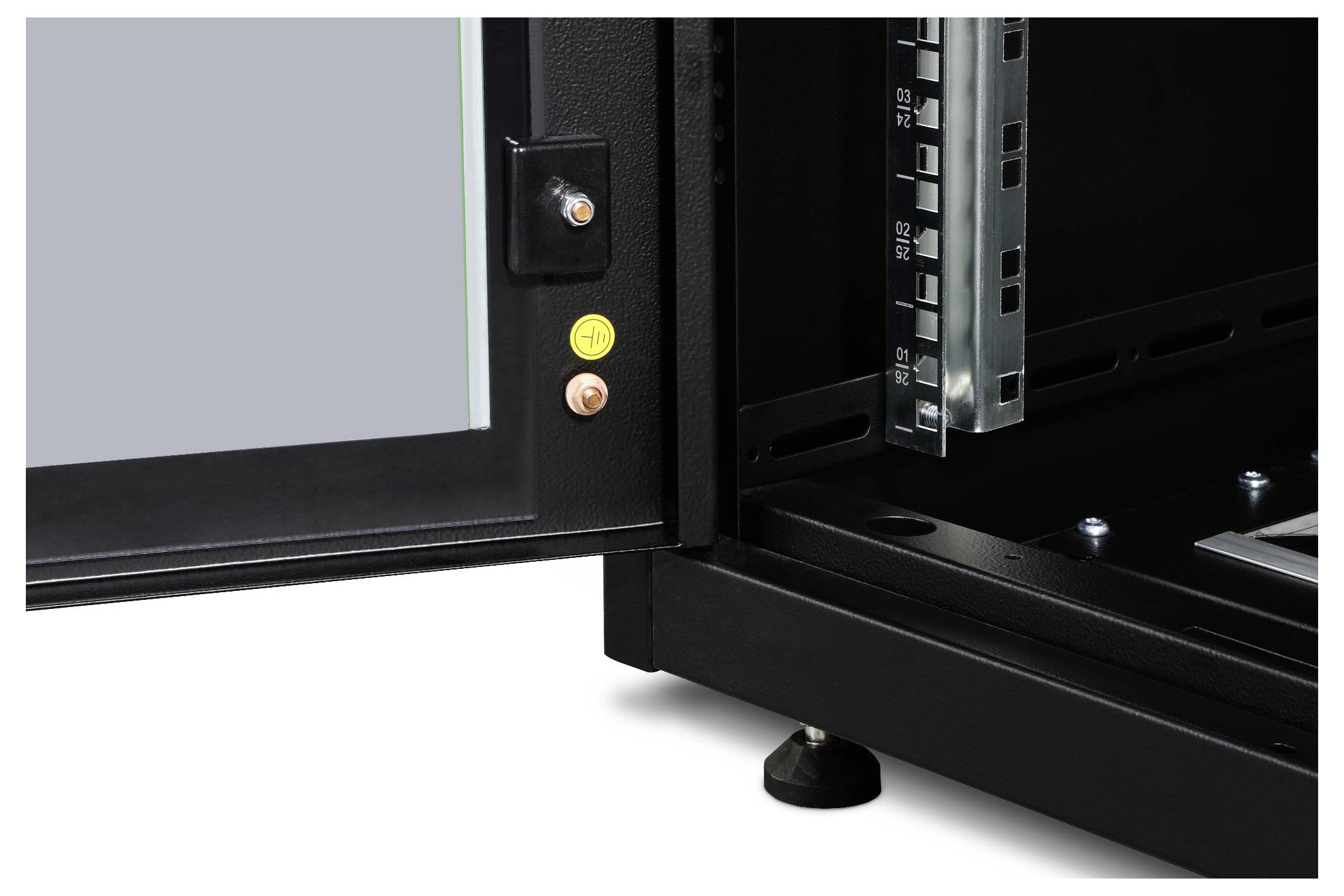 Otwarty szafa serwerowa z drzwiami, widocznymi metalowymi szynami wewnątrz oraz przełącznikiem umieszczonym na drzwiach.