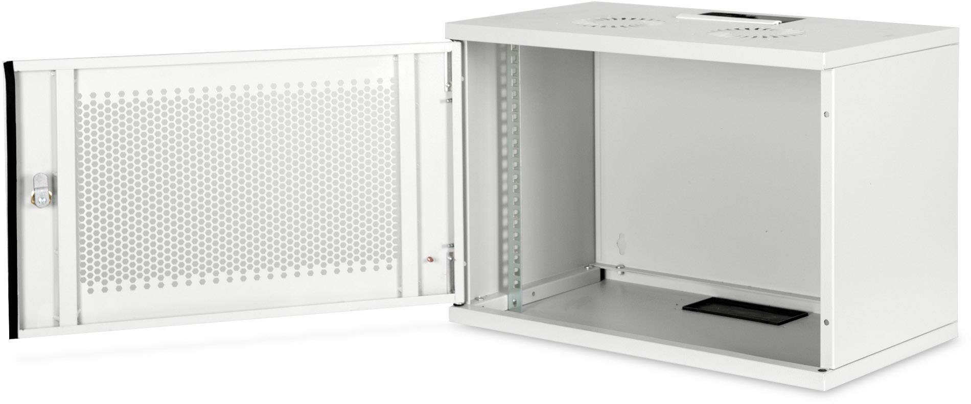 Otwarty, biały szafka naścienna z otworami wentylacyjnymi i zamkiem. Drzwi są otwarte, ukazujące pustą przestrzeń wewnętrzną przeznaczoną do instalacji urządzeń.