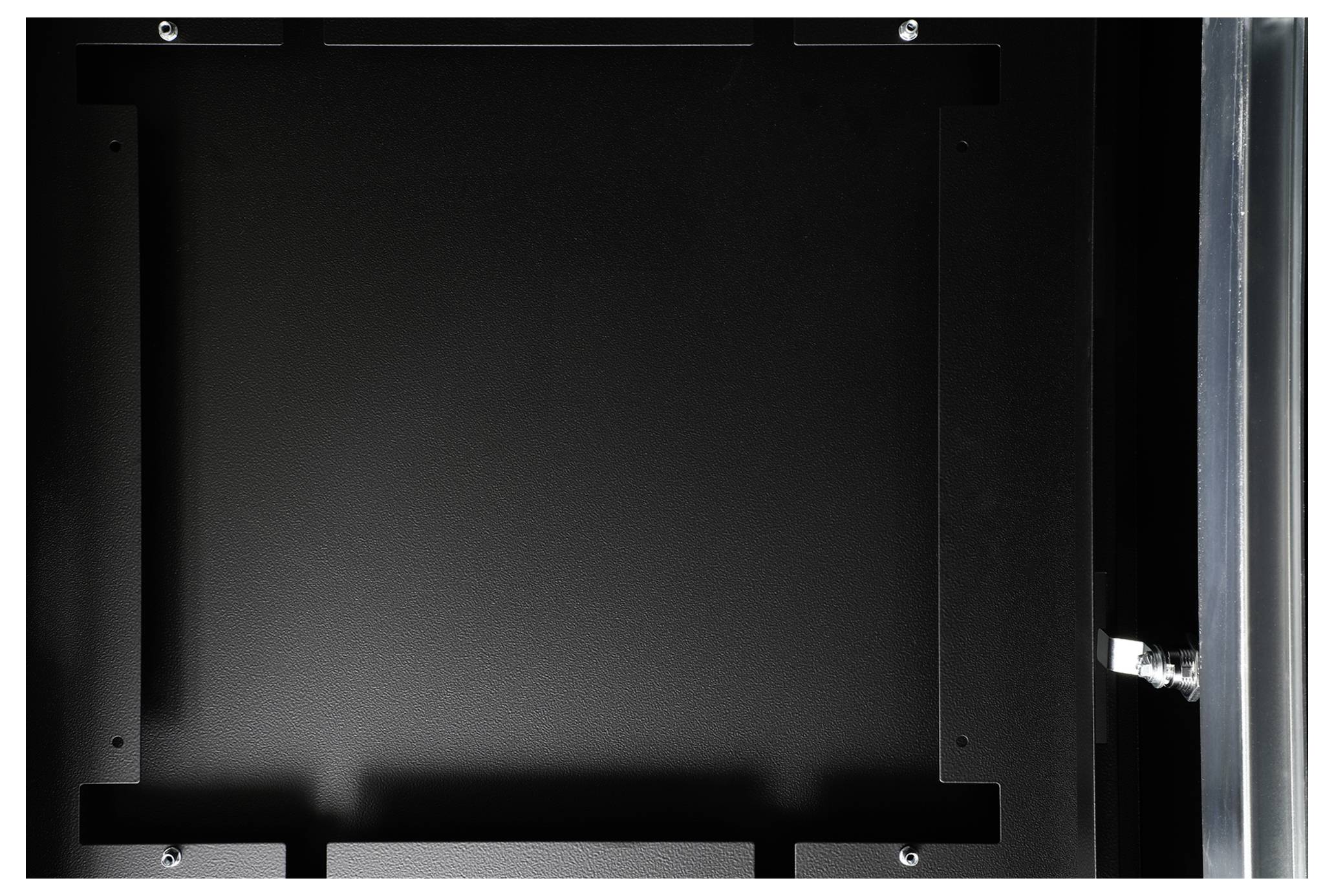 Tylna strona czarnego ekranu z wzorem montażowym VESA.