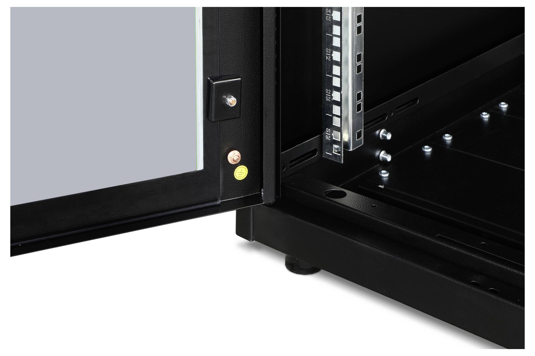 Otwarty czarny metalowy schowek ukazuje widok wewnętrznej struktury z otworami na śruby i elementami technicznymi.