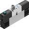 Zawór z prostokątną obudową, czarnym przyciskiem sterującym i przyłączem do systemów pneumatycznych, markowy 'Festo'.
