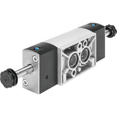Metalowy cylinder pneumatyczny z dwoma czarnymi końcówkami. Tłok cylindra jest wysunięty, widoczny na białym tle.