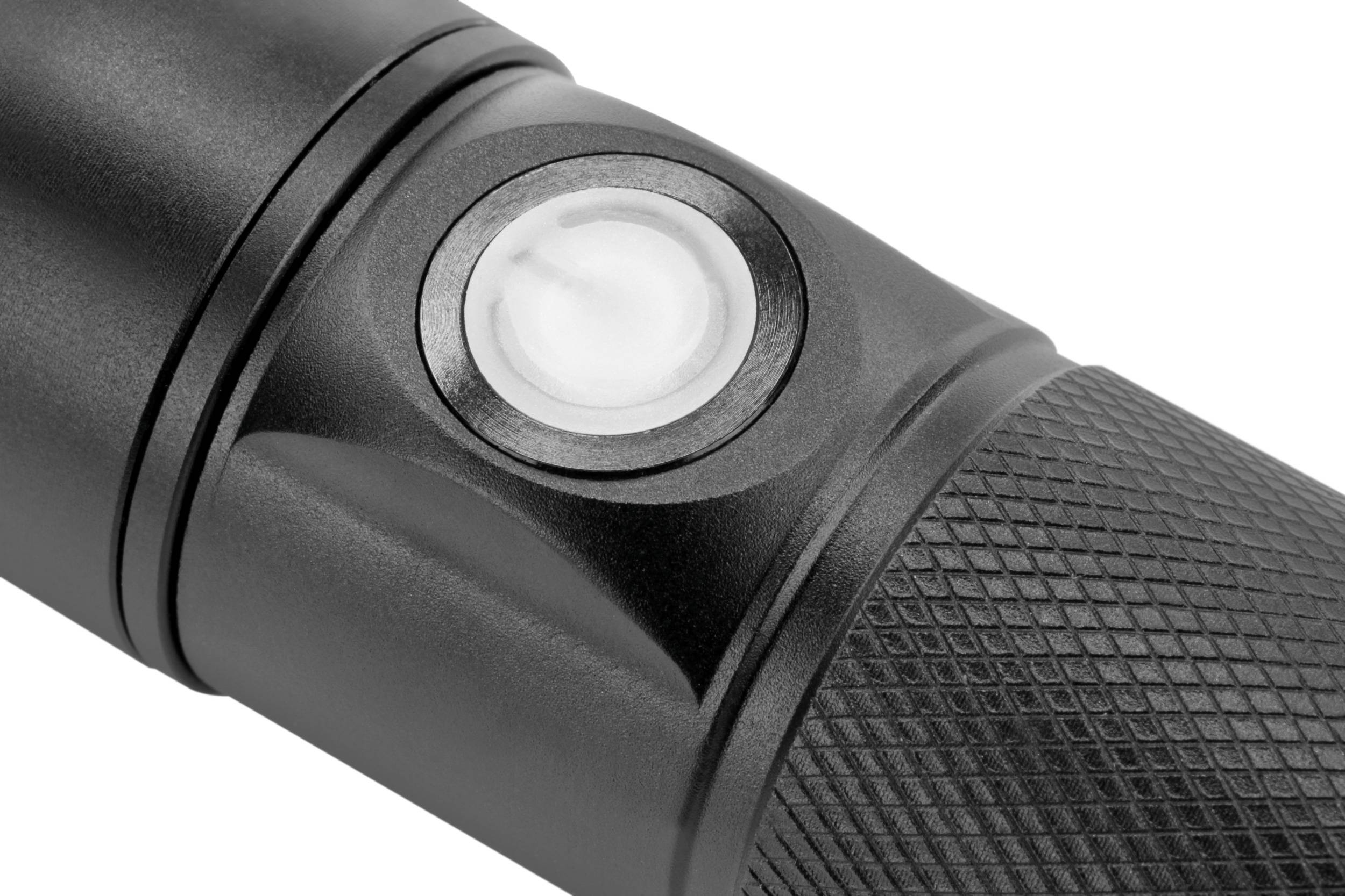 Zbliżenie czarnej latarki z teksturowanym uchwytem, przedstawiające włącznik/wyłącznik umieszczony pośrodku.