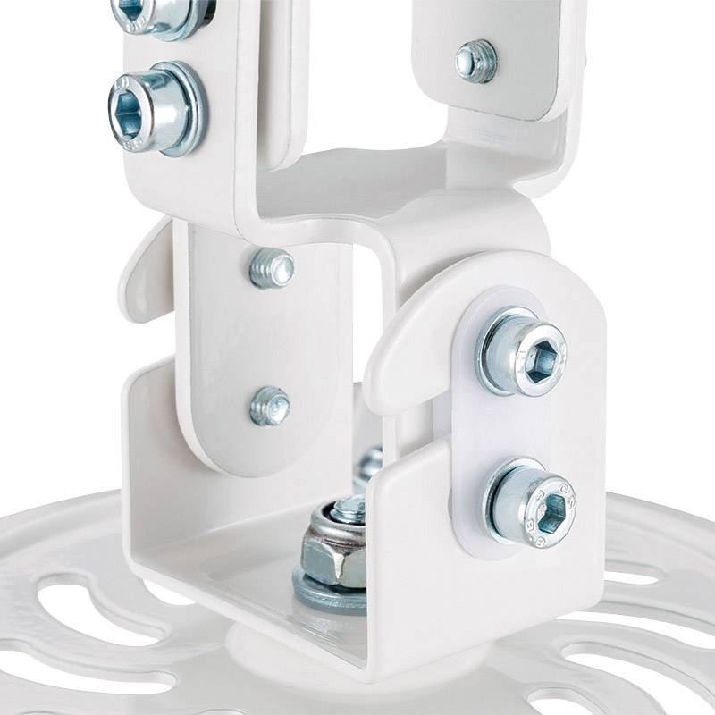 Biała metalowa konstrukcja z śrubami i nakrętkami, będąca częścią systemu mechanicznego lub urządzenia, sfotografowana na neutralnym tle.