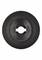Czarna, okrągła płytka z tworzywa sztucznego o kanelowanej powierzchni z centralnym wycięciem, prawdopodobnie element techniczny.