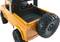 Pomarańczowy samochód zabawkowy z otwartą przestrzenią ładunkową i grubymi oponami, stylizowany na terenówkę.