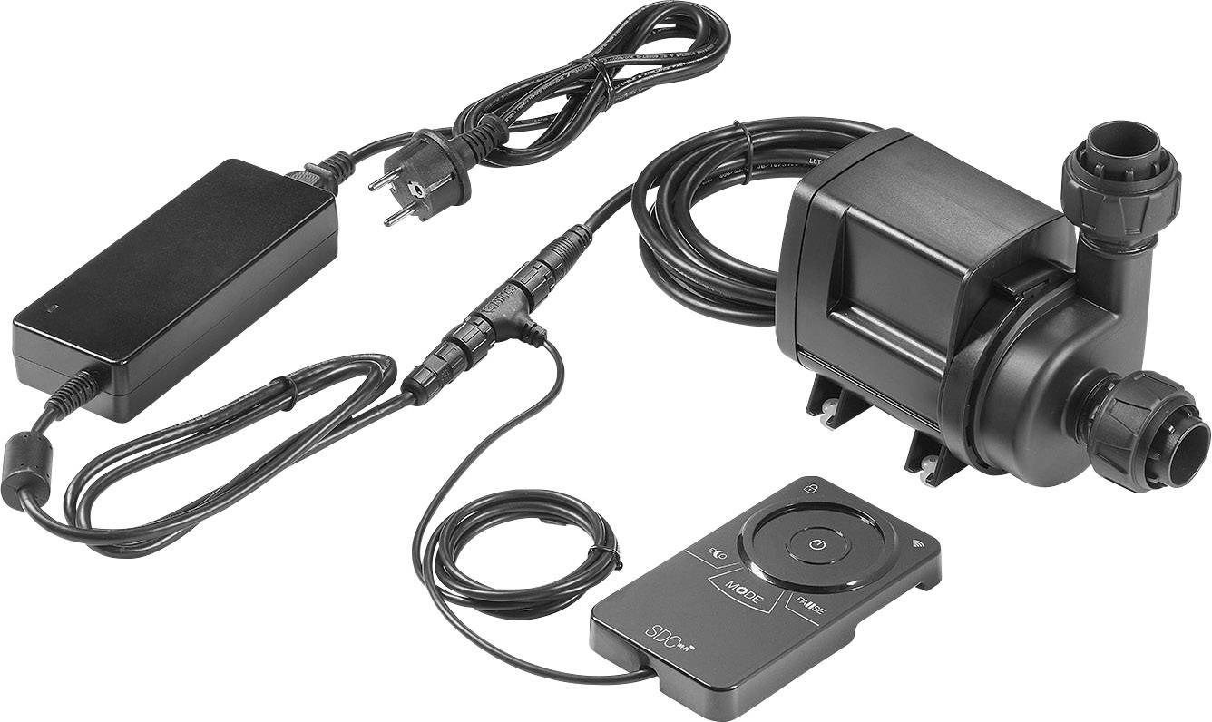 Czarna pompa z zasilaczem i pilotem zdalnego sterowania, połączone przewodami. Odpowiednia do zastosowań technicznych i sterowania.