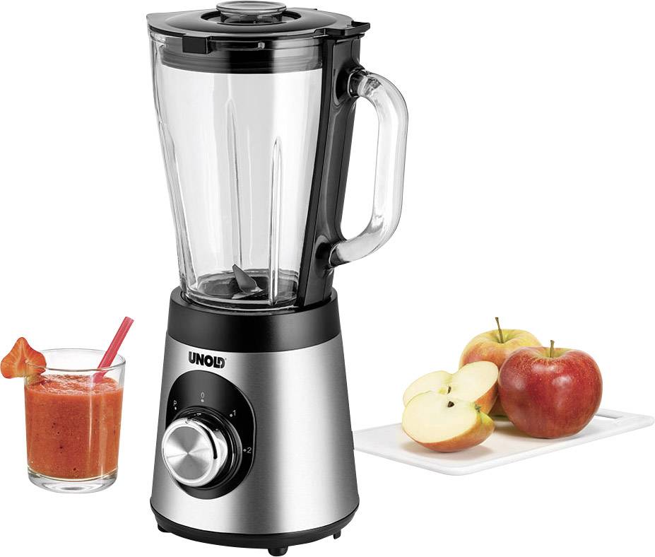 Blender stojący z szklanym naczyniem pełnym czerwonego smoothie oraz deska do krojenia z całymi i pokrojonymi jabłkami obok.