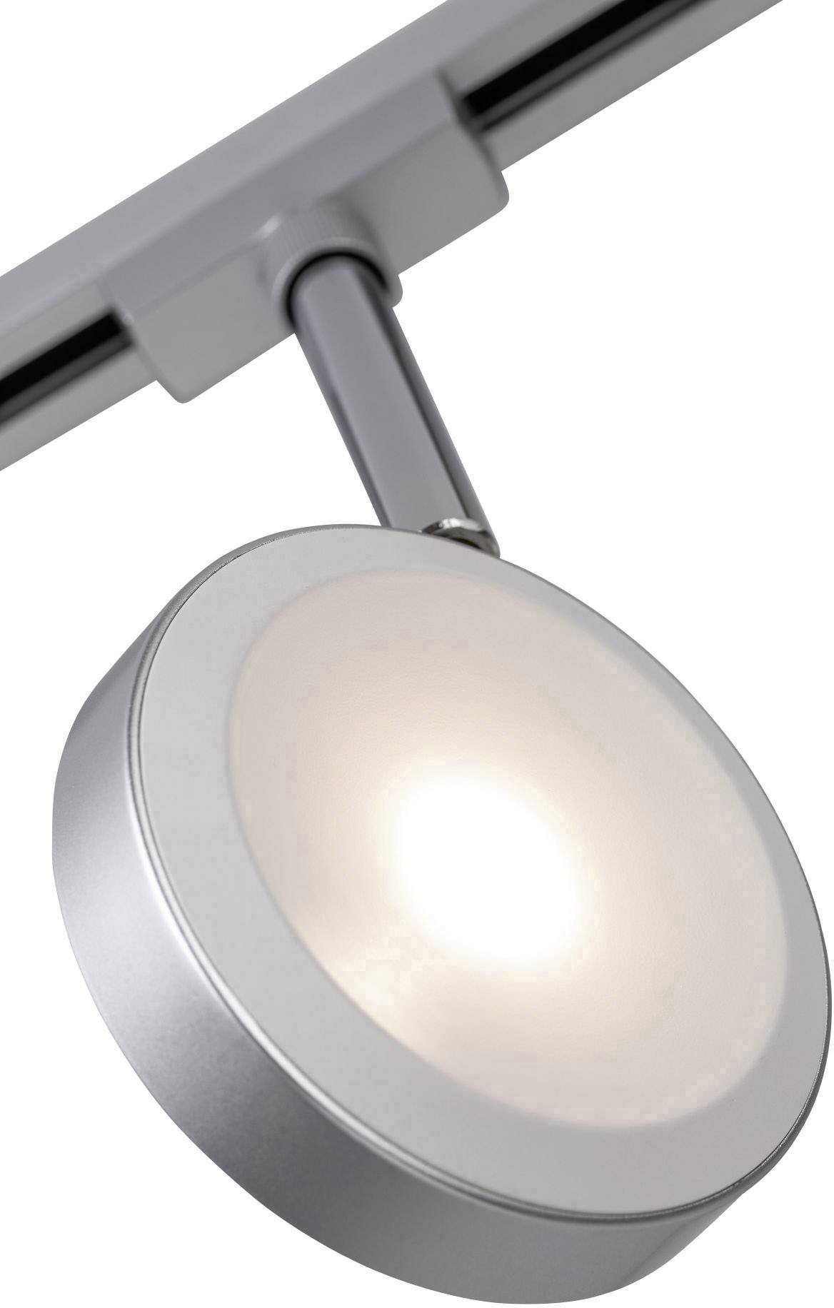 Okrągła, srebrzysta lampa sufitowa z jasno świecącym strumieniem światła, zamocowana na regulowanym uchwycie.