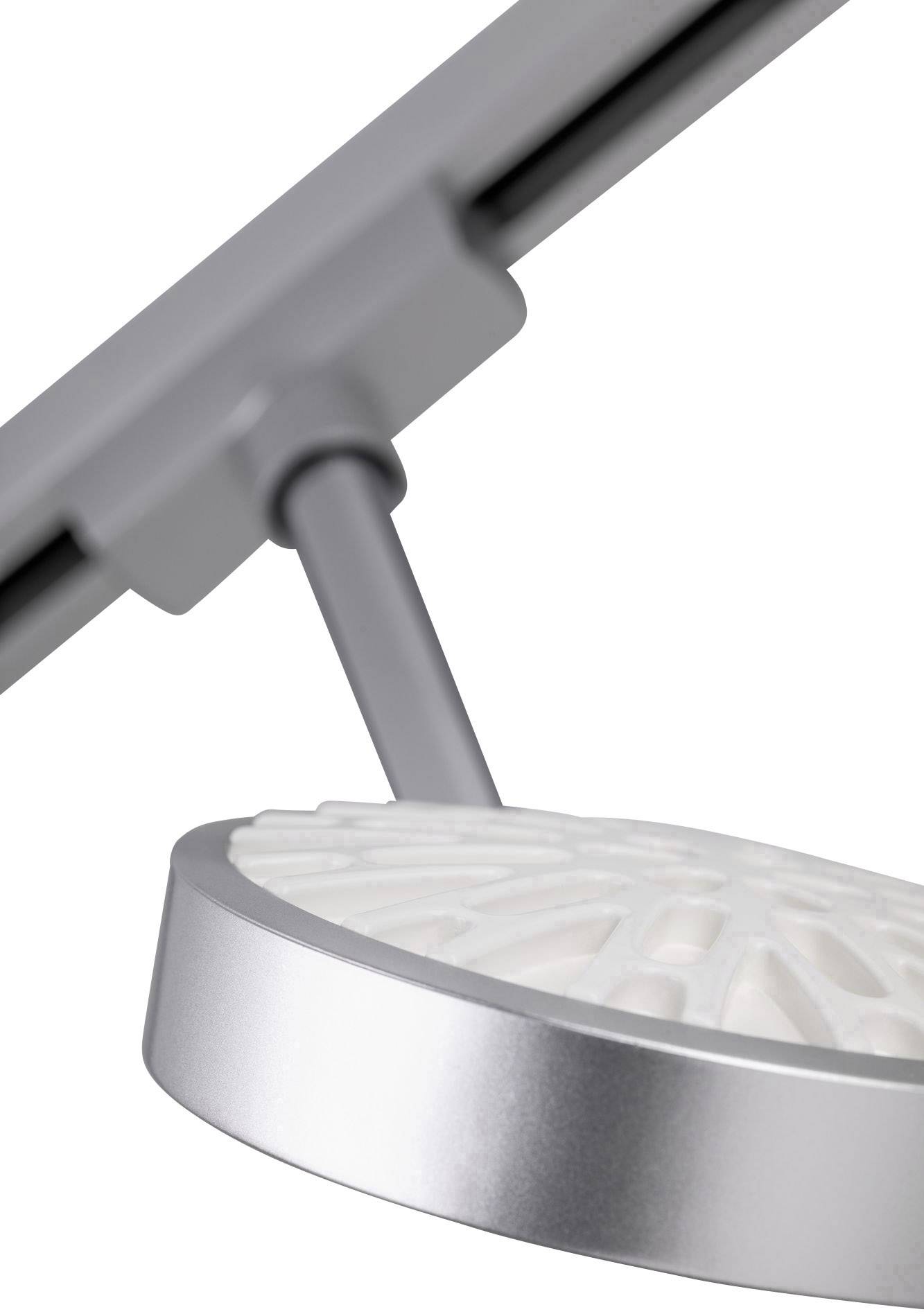 Nowoczesny, srebrny sufitowy reflektor LED z obrotową głowicą, zamontowany na szynie sufitowej, w stylistyce współczesnego wzornictwa.