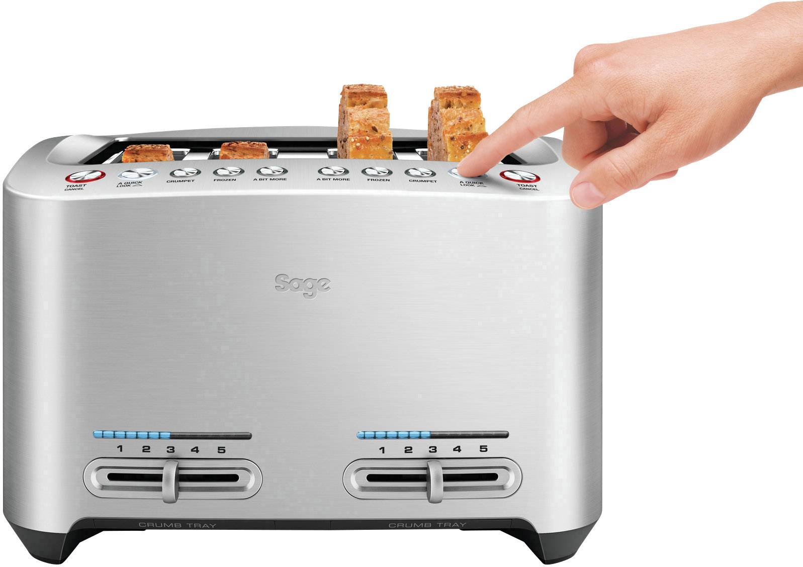 Srebrny toster z dwoma otworami, w środku których leżą dwie kromki chleba. Ręka naciska przycisk po prawej stronie tostera.