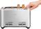 Srebrny toster z dwoma otworami, w środku których leżą dwie kromki chleba. Ręka naciska przycisk po prawej stronie tostera.