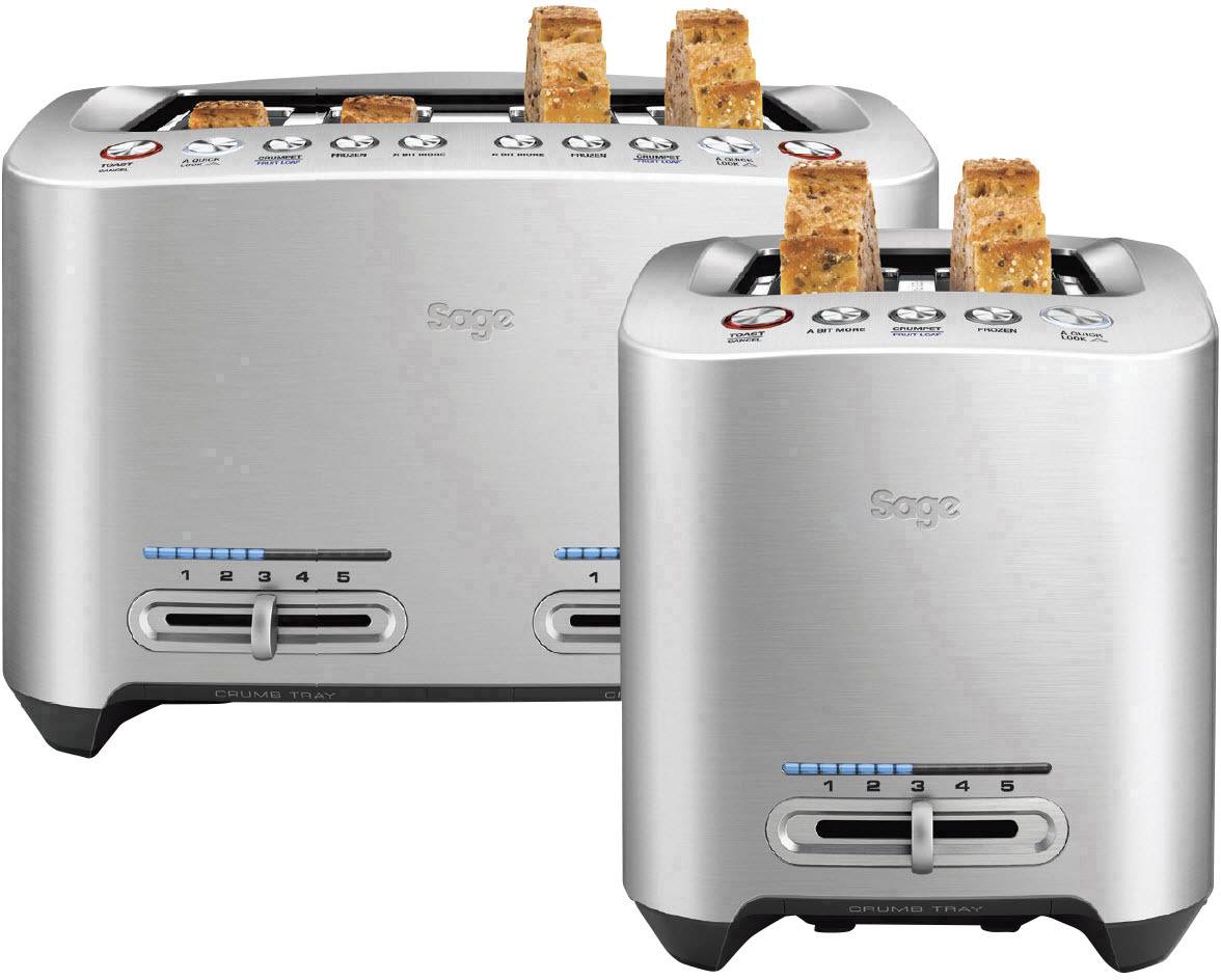 Dwa srebrne tostery, jeden z czterema i jeden z dwoma otworami na tosty, każdy z zarumienionym tostem. Pokrętła regulacyjne widoczne z przodu.