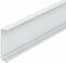 Biały, podłużny kanał kablowy ustawiony pod skosnym kątem. Kanał posiada zdejmowalną pokrywę umożliwiającą estetyczne prowadzenie kabli.