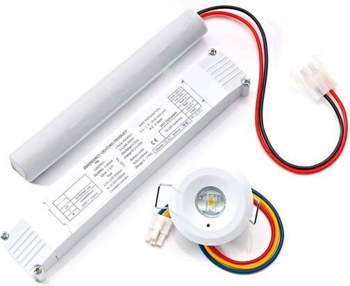 Awaryjny system oświetlenia LED z prostokątną obudową, przewodami, złączami oraz okrągłym elementem świetlnym. Odpowiedni do systemów bezpieczeństwa.