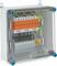 Przezroczysty rozdzielacz elektryczny ukazuje kilka pomarańczowych bezpieczników i przewodów połączeniowych. Odpowiedni do systemów dystrybucji elektrycznej.
