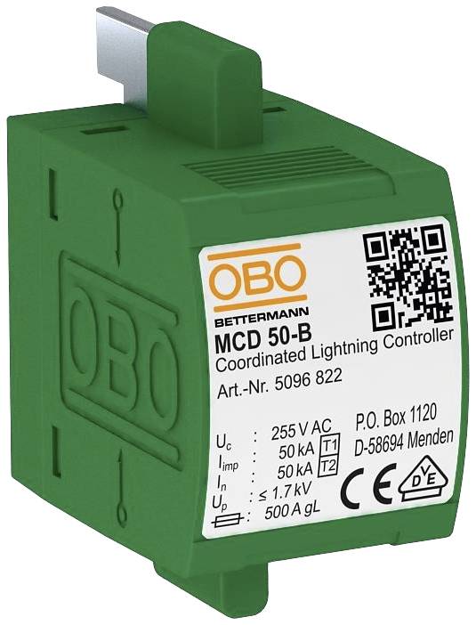 Zielona ochrona przeciwpiorunowa firmy OBO Bettermann z urządzeniem o nazwie 'MCD 50-B' i specyfikacjami technicznymi na etykiecie.
