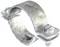 Metalowa klamra do mocowania rur, przedstawiająca wygiętą formę z dwoma otworami na śruby i strukturalnym wzorem powierzchni.