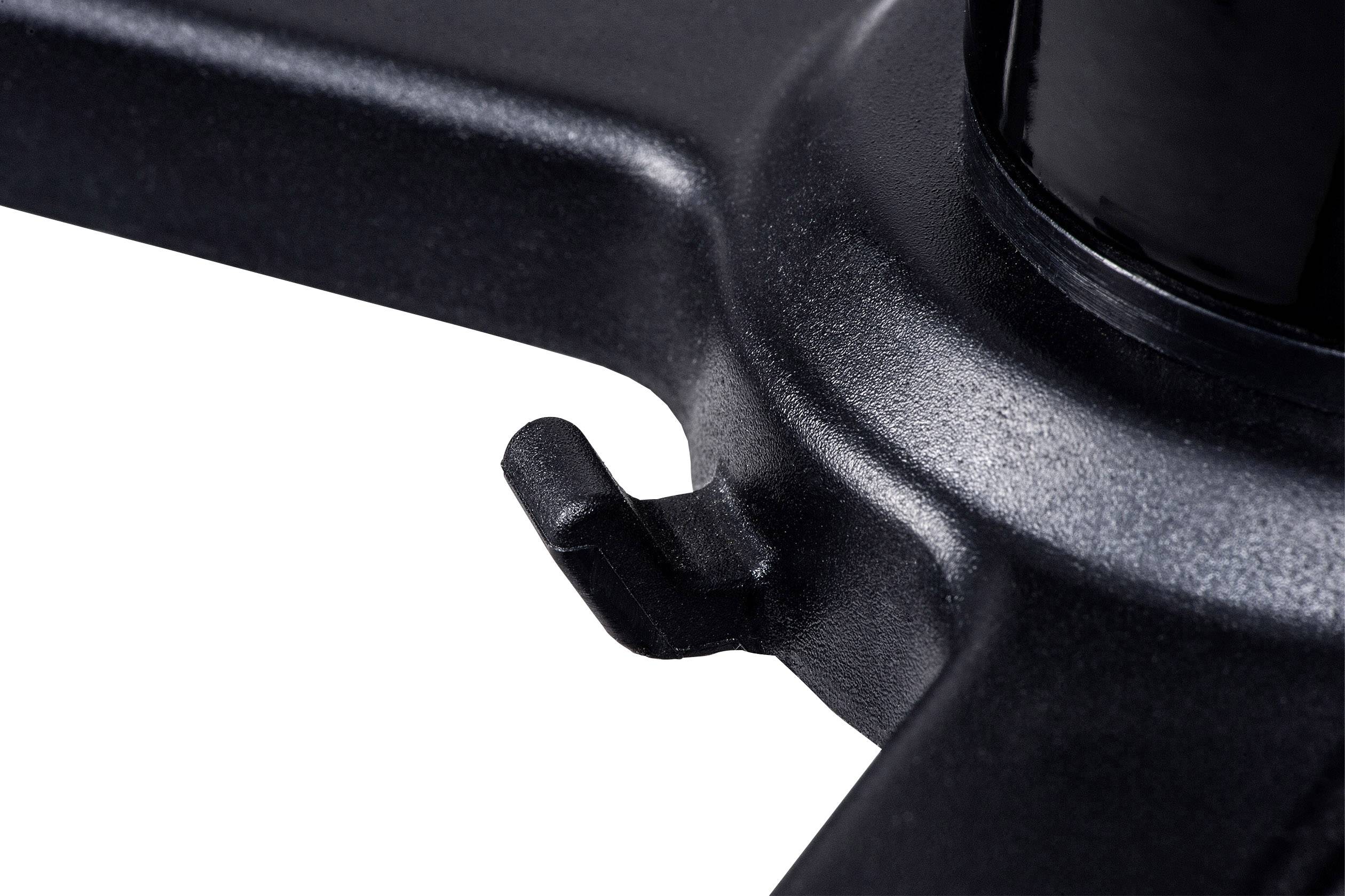 Zbliżenie czarnej metalowej nogi mebla z wystającym hakiem na białym tle.