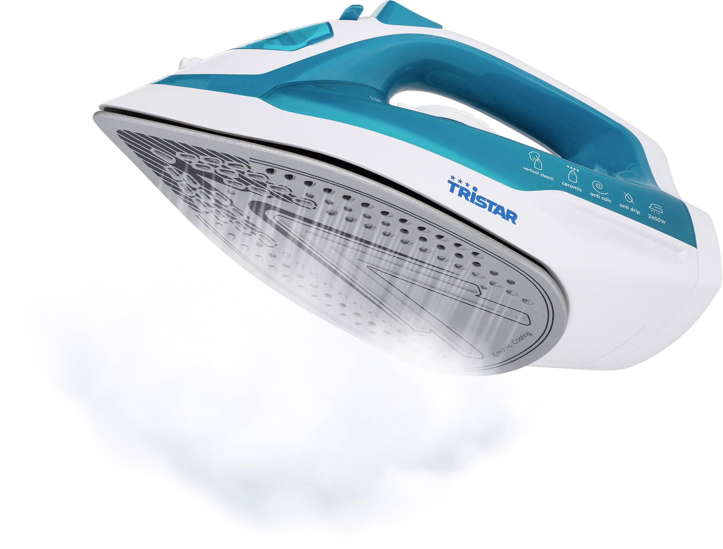 Żelazko w skośnym ujęciu, parujące. Białe i niebieskie zabarwienie, nazwa marki widoczna z boku.