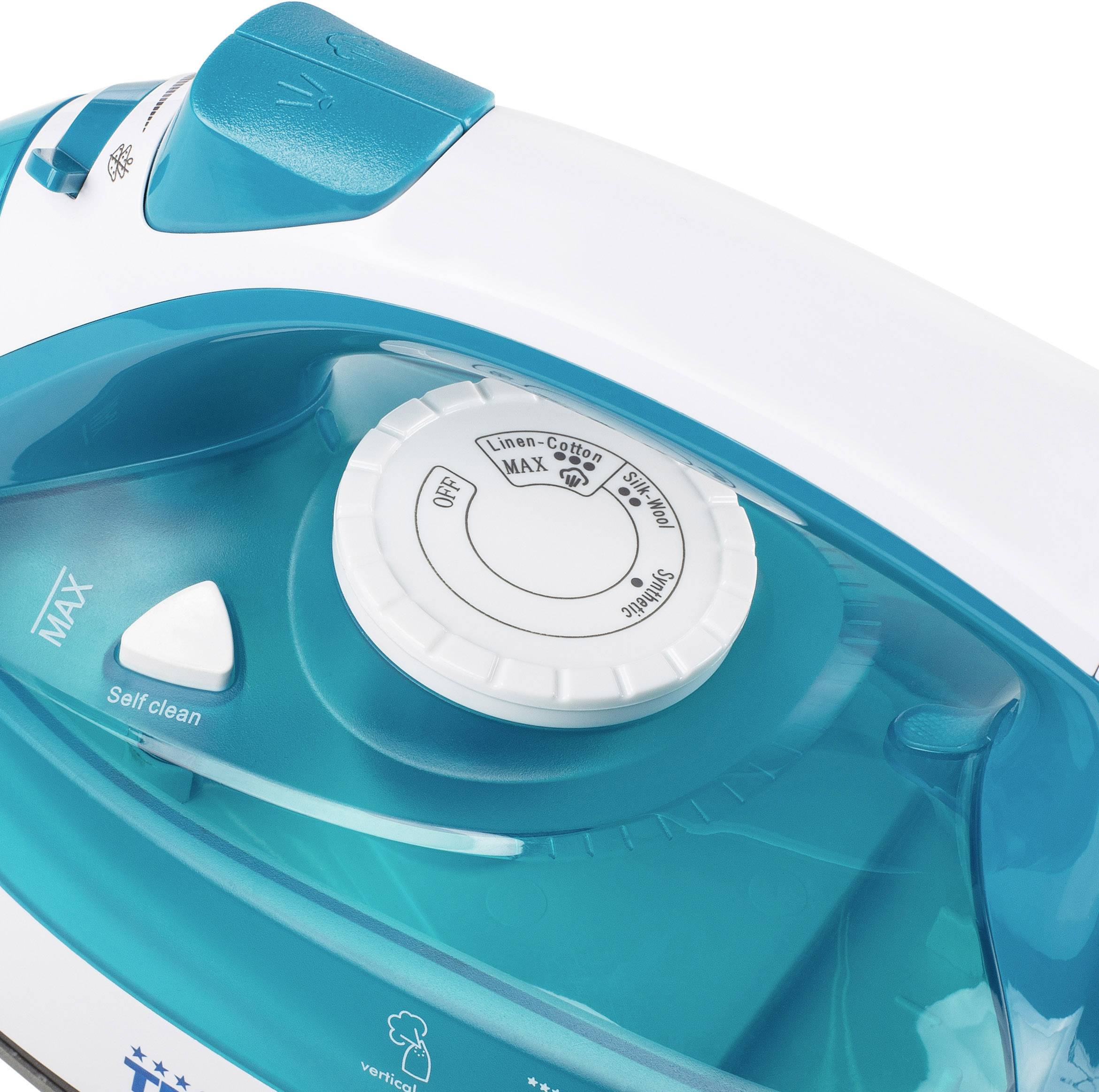 Zbliżenie elektrycznego żelazka z regulatorem temperatury i sterowaniem parowaniem.