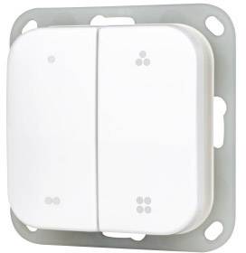 Biały podwójny przełącznik światła z dwoma oddzielnymi przyciskami. Przełącznik jest wmontowany w szarą metalową płytkę.