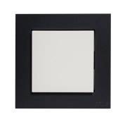 Prosty włącznik światła z czarną ramką i białym przełącznikiem, zamontowany na ścianie.