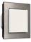 Kwadratowy włącznik światła z szarą ramką i białą powierzchnią pośrodku, na białym tle.