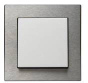 Włącznik światła z srebrną ramką i białym przyciskiem, zamontowany na ścianie.