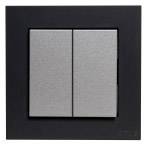 Podwójny przełącznik świetlny w czarnej ramce; obie przyciski w pozycji neutralnej. Idealny do nowoczesnych wnętrz.