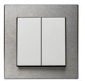Podwójny przełącznik z ramką ze stali nierdzewnej i dwiema białymi płaszczyznami przełączającymi. Odpowiedni do sterowania światłem lub urządzeniami elektrycznymi.