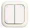 Biała podwójna przycisk włącznika świateł, prostokątny kształt, zaokrąglone narożniki, odpowiedni do stosowania wewnątrz pomieszczeń.